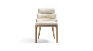 Chaise Audrey de Vittoria Frigerio – un design sculptural aux lignes arrondies et à la base en frêne massif, symbole d’un confort raffiné et d’un luxe discret. Disponible chez D-Style Interior.