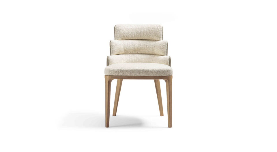 Chaise Audrey de Vittoria Frigerio – un design sculptural aux lignes arrondies et à la base en frêne massif, symbole d’un confort raffiné et d’un luxe discret. Disponible chez D-Style Interior.