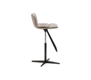 Axel X Tabouret pivotant et réglable en hauteur, avec assise rembourrée et base en métal élégante. Disponible chez D-Style Interior.