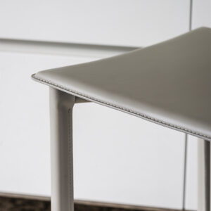 Le tabouret Cliff allie cuir raffiné et design minimaliste, disponible en deux hauteurs pour cuisine ou bar. Disponible chez D-Style Interior.