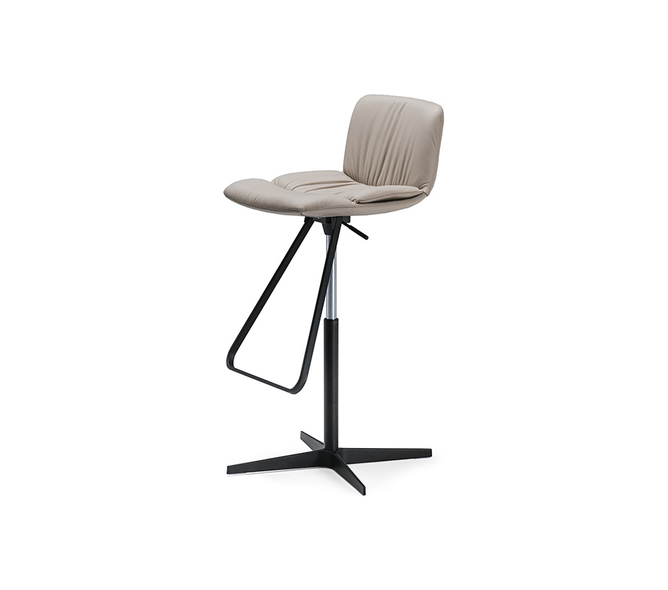 Axel X Tabouret pivotant et réglable en hauteur, avec assise rembourrée et base en métal élégante. Disponible chez D-Style Interior.