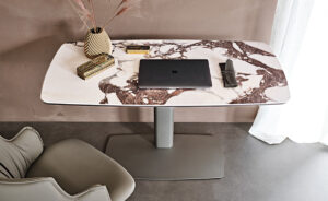 RUNNER Keramik Bureau design ajustable en hauteur avec plateau en céramique Marmi et structure en acier laqué gaufré. Disponible chez D-Style Interior.