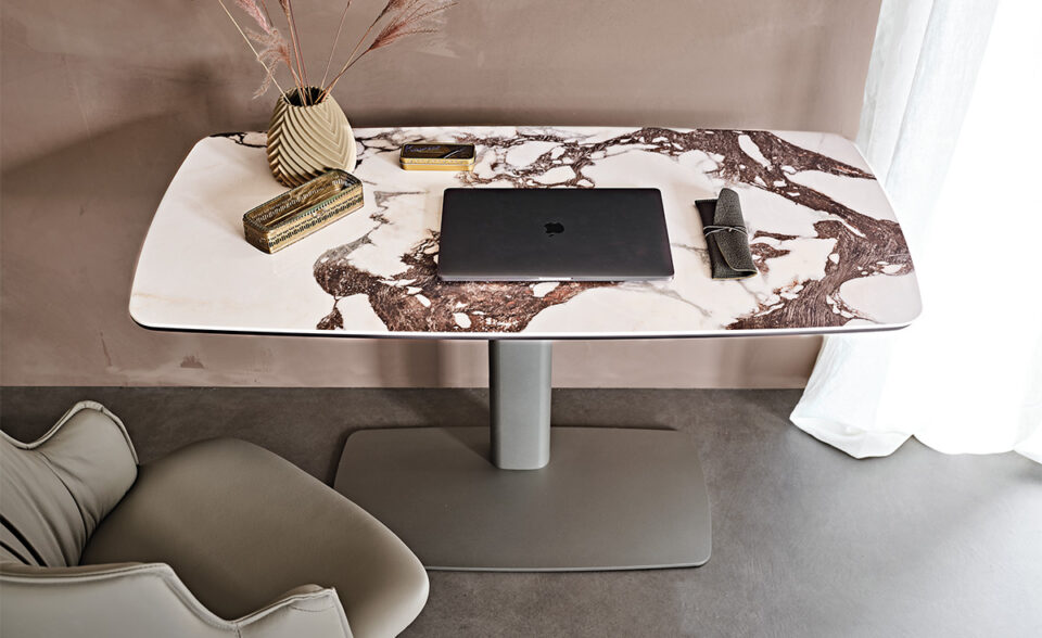 RUNNER Keramik Bureau design ajustable en hauteur avec plateau en céramique Marmi et structure en acier laqué gaufré. Disponible chez D-Style Interior.