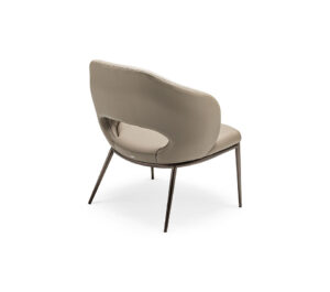 MIRANDA Lounge Fauteuil design pivotant ou fixe avec large assise arrondie et structure en aluminium ou acier embossé. Disponible chez D-Style Interior.