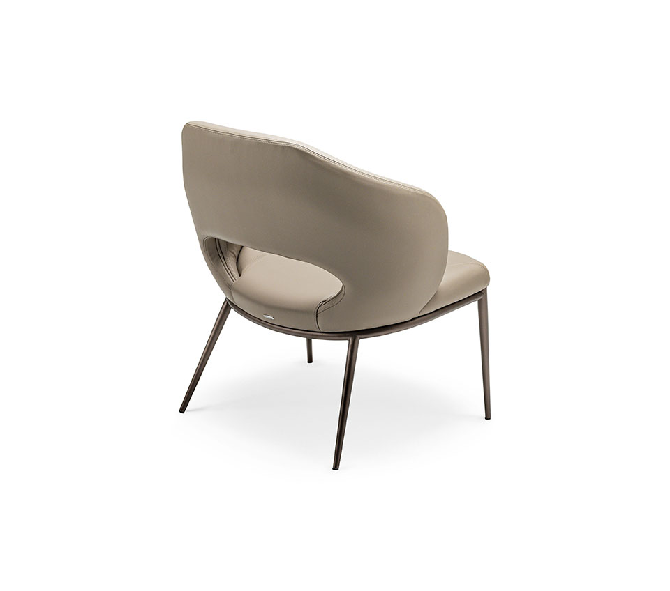 MIRANDA Lounge Fauteuil design pivotant ou fixe avec large assise arrondie et structure en aluminium ou acier embossé. Disponible chez D-Style Interior.