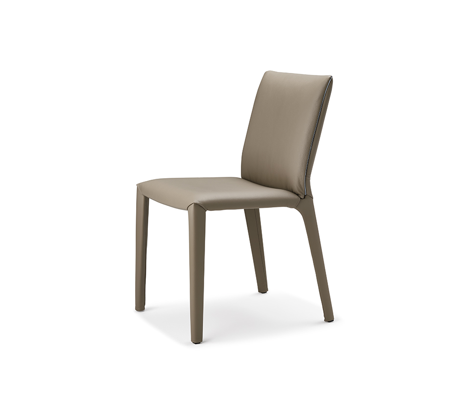 PENELOPE Chaise design avec structure en acier et passepoil gris canon, moderne et confortable. Disponible chez D-Style Interior.