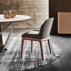 MUSA Chaise design en bois massif avec assise rembourrée en tissu ou cuir, avec ou sans accoudoirs. Disponible chez D-Style Interior.