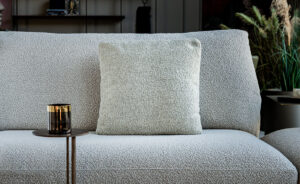 COMFY coussin rembourré en plumes avec housse amovible en tissu ou cuir – Disponible chez D-Style Interior