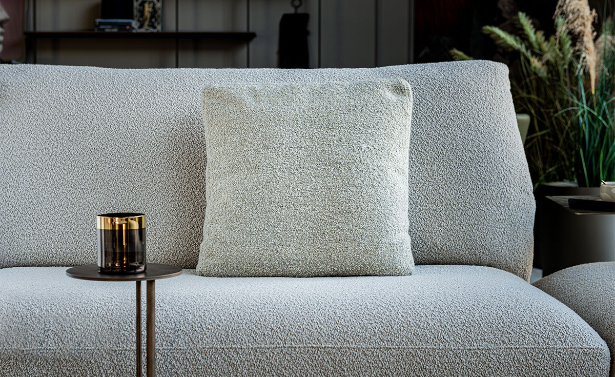 COMFY coussin rembourré en plumes avec housse amovible en tissu ou cuir – Disponible chez D-Style Interior