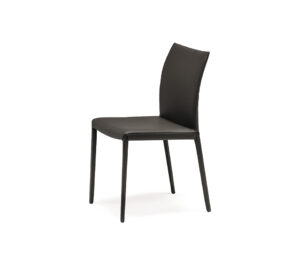 NORMA Chaise design moderne polyvalente avec structure en acier et revêtement haut de gamme. Disponible chez D-Style Interior.