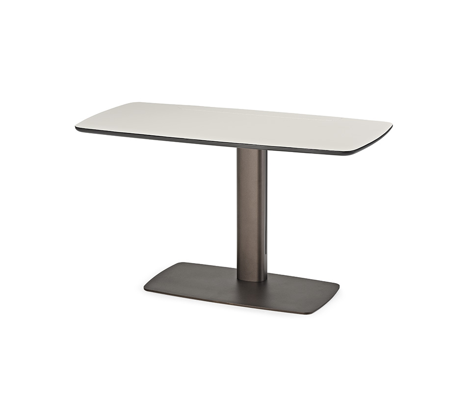 RUN Leather Bureau design compact avec base en acier laqué gaufré et plateau en cuir raffiné. Élégance et savoir-faire italien. Disponible chez D-Style Interior