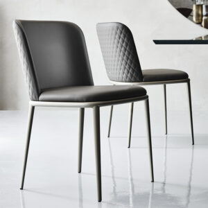 MAGDA ML Couture Chaise design rembourrée avec dossier matelassé diamant et structure en acier. Disponible chez D-Style Interior.