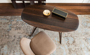 TAHITI Bureau design moderne et raffiné en bois noble et acier laqué gaufré, parfait pour les intérieurs contemporains. Disponible chez D-Style Interior.