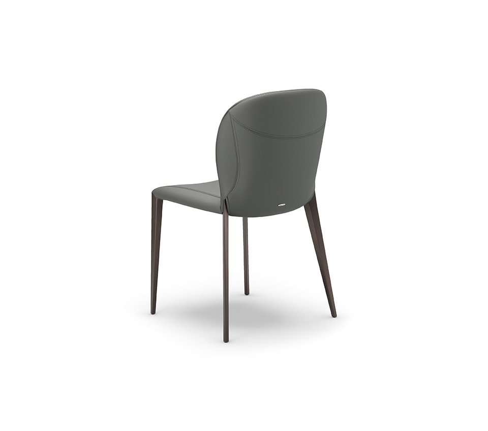 NANCY ML Chaise design avec structure en acier et pieds fins, revêtement en tissu ou cuir haut de gamme. Disponible chez D-Style Interior.