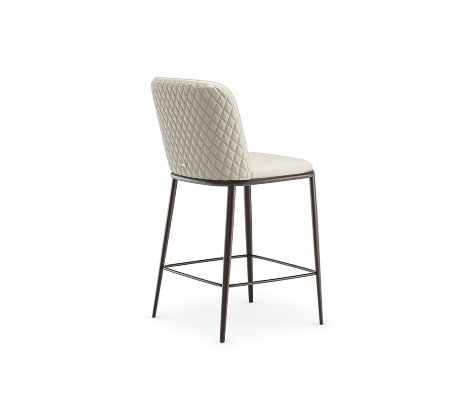 Magda ML Couture Tabouret capitonné au design raffiné et structure métallique, signé Cattelan Italia. Disponible chez D-Style Interior.