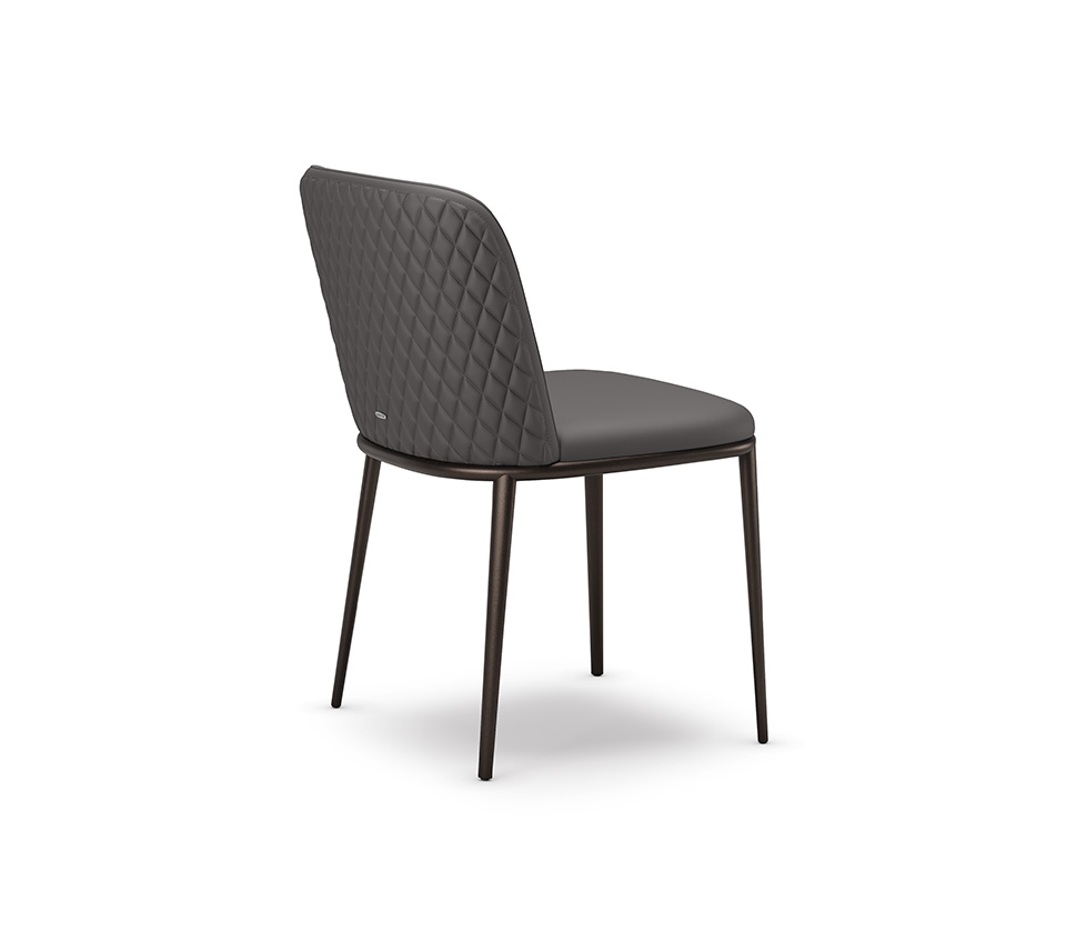 MAGDA ML Couture Chaise design rembourrée avec dossier matelassé diamant et structure en acier. Disponible chez D-Style Interior.