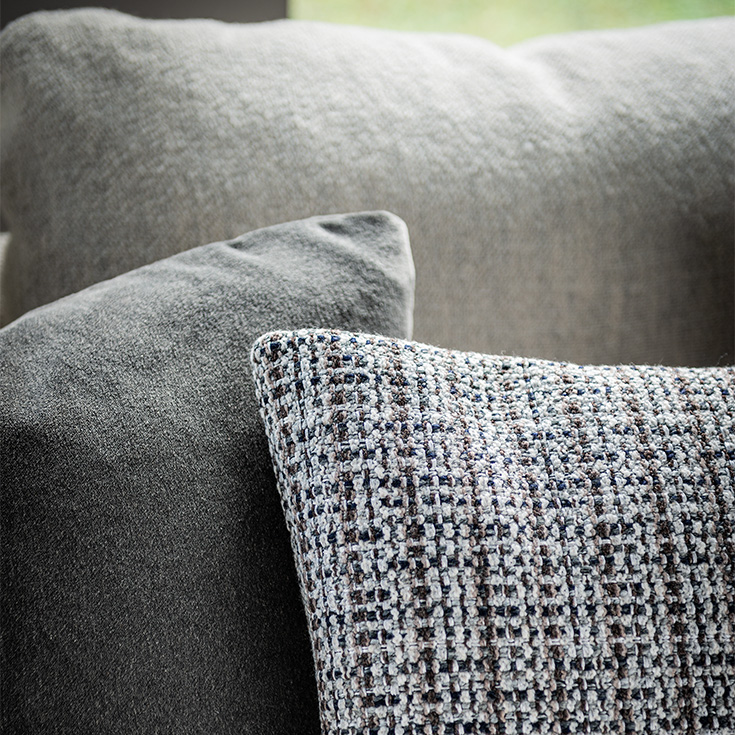 BLISS Coussin rembourré moelleux en mélange de plumes avec housse amovible en tissu ou cuir. Disponible chez D-Style Interior.