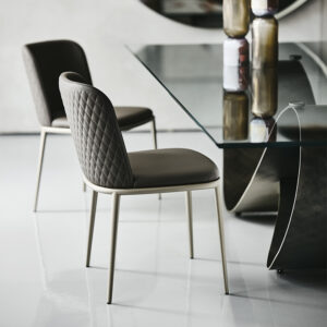 MAGDA ML Couture Chaise design rembourrée avec dossier matelassé diamant et structure en acier. Disponible chez D-Style Interior.