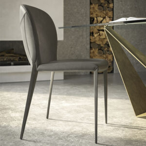 NANCY Chaise design entièrement rembourrée avec structure en acier et revêtement haut de gamme. Disponible chez D-Style Interior.