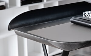 COCOON Leather Bureau design gainé de cuir, structure en acier laqué gaufré et finitions brossées exclusives signées Cattelan Italia. Disponible chez D-Style Interior.