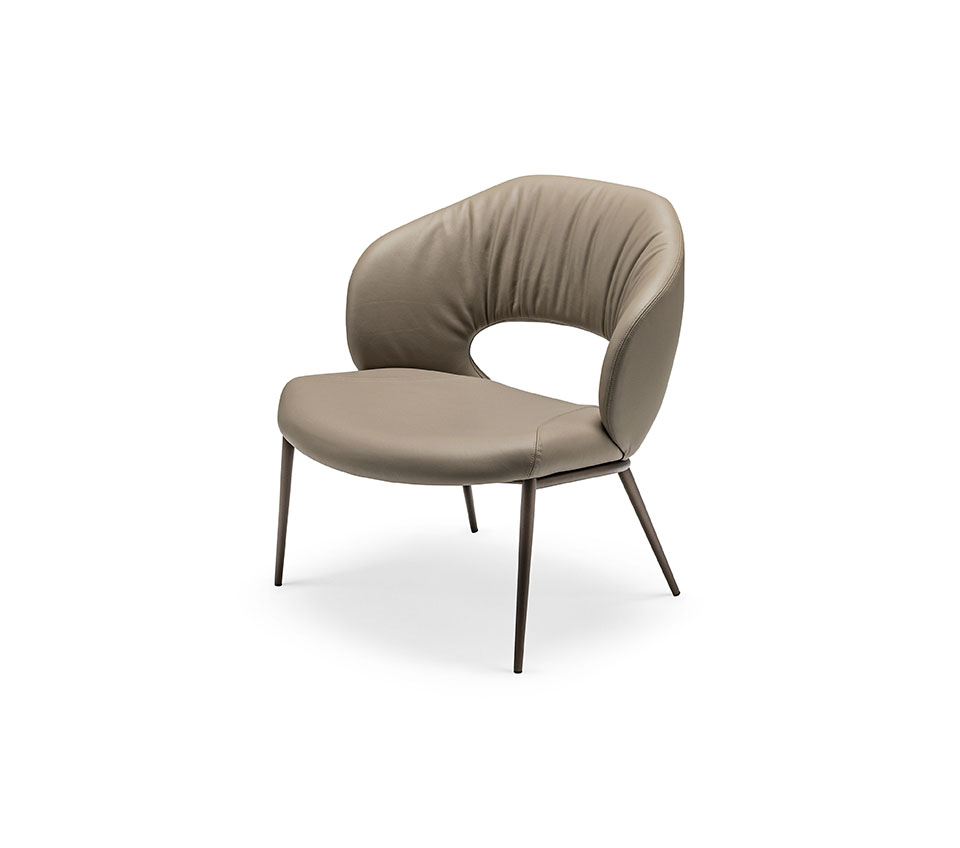 MIRANDA Lounge Fauteuil design pivotant ou fixe avec large assise arrondie et structure en aluminium ou acier embossé. Disponible chez D-Style Interior.