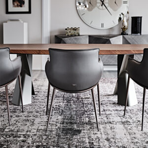 Rhonda Chaise avec accoudoirs de Cattelan Italia : design enveloppant, structure en acier laqué gaufré et assise rembourrée pour un confort haut de gamme. Disponible chez D-Style Interior.
