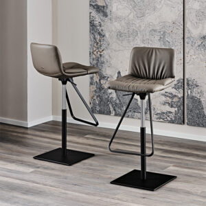 Tabouret Axel pivotant et réglable en hauteur, avec assise rembourrée et base en acier élégante. Disponible chez D-Style Interior.