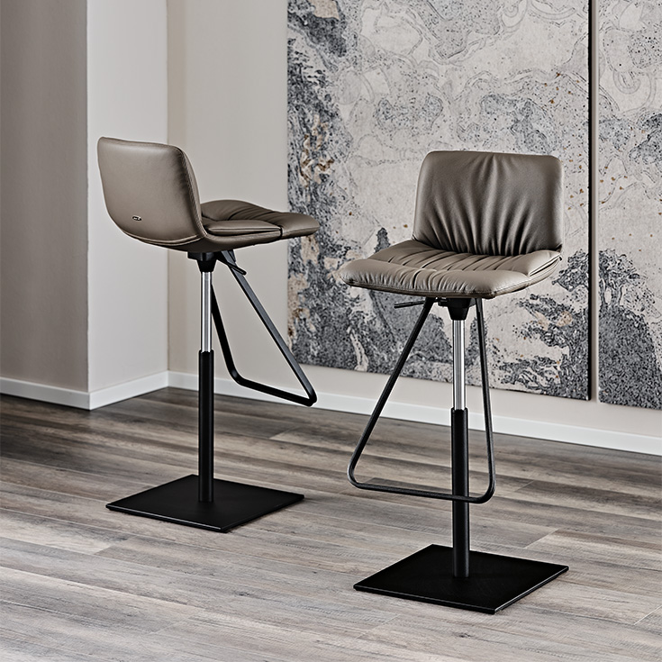Tabouret Axel pivotant et réglable en hauteur, avec assise rembourrée et base en acier élégante. Disponible chez D-Style Interior.