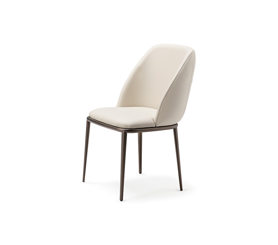 MARIEL ML Chaise design avec dossier enveloppant et structure en acier, revêtement en tissu ou cuir. Disponible chez D-Style Interior.