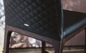 Tabouret Arcadia Couture au design élégant, assise matelassée en cuir et structure bois raffinée. Disponible chez D-Style Interior.