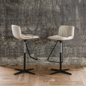 Axel X Tabouret pivotant et réglable en hauteur, avec assise rembourrée et base en métal élégante. Disponible chez D-Style Interior.