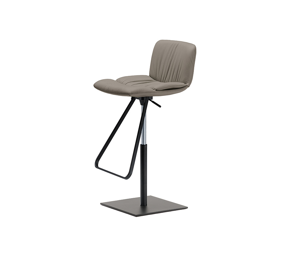 Tabouret Axel pivotant et réglable en hauteur, avec assise rembourrée et base en acier élégante. Disponible chez D-Style Interior.