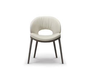 MIRANDA Wood Chaise design en bois avec dossier perforé et assise rembourrée en tissu ou cuir. Disponible chez D-Style Interior.