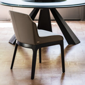 MUSA Chaise design en bois massif avec assise rembourrée en tissu ou cuir, avec ou sans accoudoirs. Disponible chez D-Style Interior.