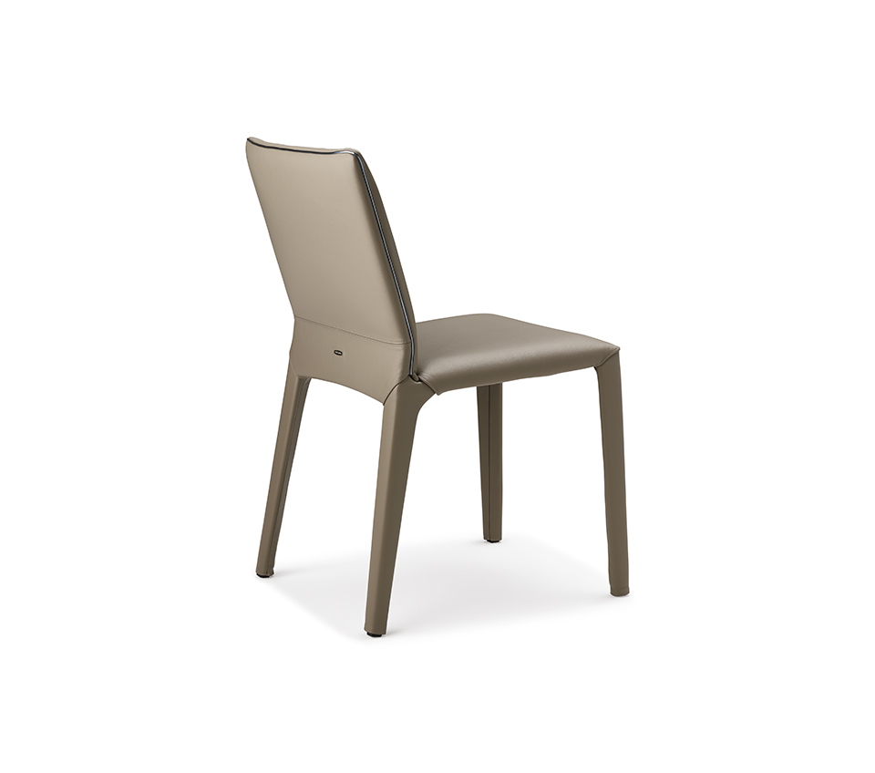 PENELOPE Chaise design avec structure en acier et passepoil gris canon, moderne et confortable. Disponible chez D-Style Interior.