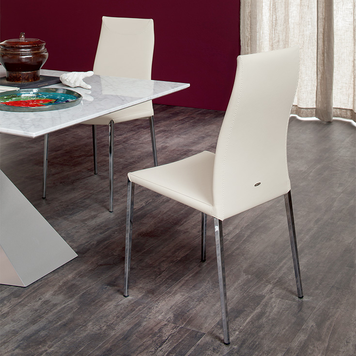 MAYA FLEX ML Chaise design avec dossier flexible et structure en acier personnalisable, revêtement en tissu ou cuir. Disponible chez D-Style Interior.