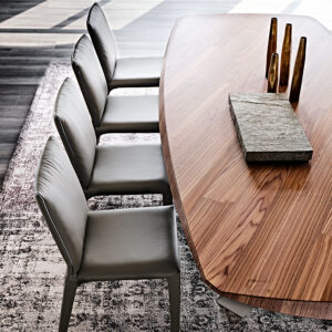 PENELOPE Chaise design avec structure en acier et passepoil gris canon, moderne et confortable. Disponible chez D-Style Interior.