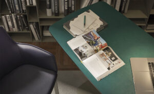 RUNNER Leather Bureau design réglable en hauteur en acier laqué gaufré et cuir haut de gamme, alliant ergonomie et élégance. Disponible chez D-Style Interior.