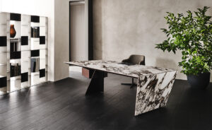 NASDAQ Keramik Bureau design au style monolithique avec plateau en céramique Marmi et structure en acier laqué gaufré. Disponible chez D-Style Interior.