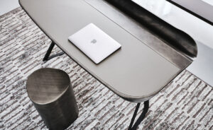 COCOON Leather Bureau design gainé de cuir, structure en acier laqué gaufré et finitions brossées exclusives signées Cattelan Italia. Disponible chez D-Style Interior.