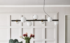 PLANETA Lampe design en acier bruni et laiton brossé avec abat-jours en verre soufflé blanc satiné. Disponible chez D-Style Interior.