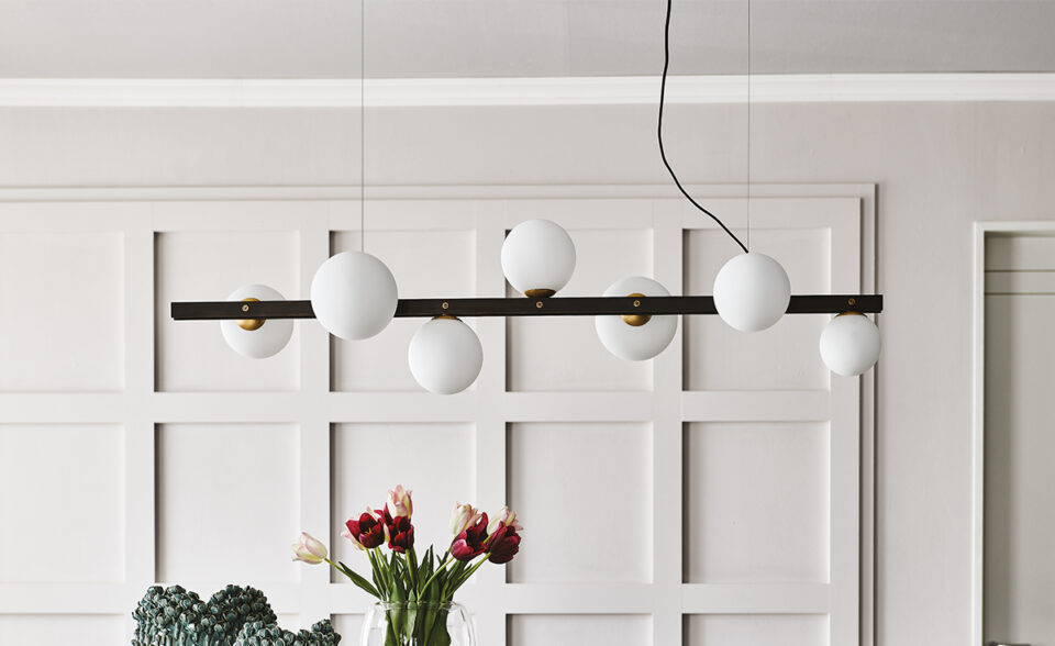 PLANETA Lampe design en acier bruni et laiton brossé avec abat-jours en verre soufflé blanc satiné. Disponible chez D-Style Interior.