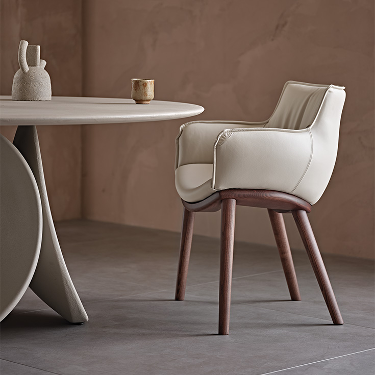 Rhonda Wood Fauteuil de Cattelan Italia : design élégant, structure en frêne massif et assise rembourrée pour un confort absolu. Disponible chez D-Style Interior.