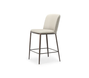 Magda ML Couture Tabouret capitonné au design raffiné et structure métallique, signé Cattelan Italia. Disponible chez D-Style Interior.