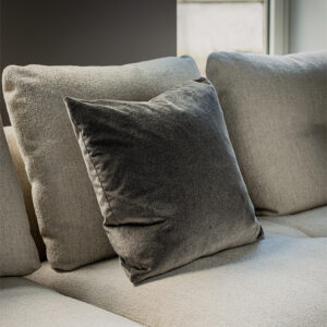 BLISS Coussin rembourré moelleux en mélange de plumes avec housse amovible en tissu ou cuir. Disponible chez D-Style Interior.