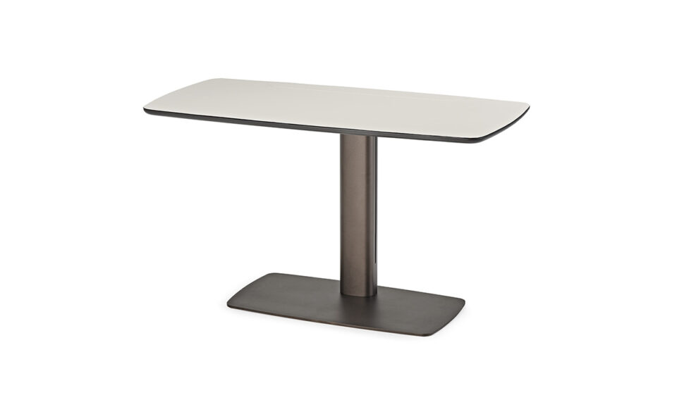 RUN Keramik Bureau design compact avec base en acier gaufré et plateau en céramique Marmi haut de gamme. Disponible chez D-Style Interior.