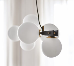 PLANETA Lampe design en acier bruni et laiton brossé avec abat-jours en verre soufflé blanc satiné. Disponible chez D-Style Interior.