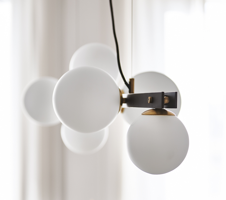 PLANETA Lampe design en acier bruni et laiton brossé avec abat-jours en verre soufflé blanc satiné. Disponible chez D-Style Interior.