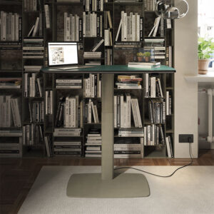 RUNNER Leather Bureau design réglable en hauteur en acier laqué gaufré et cuir haut de gamme, alliant ergonomie et élégance. Disponible chez D-Style Interior.
