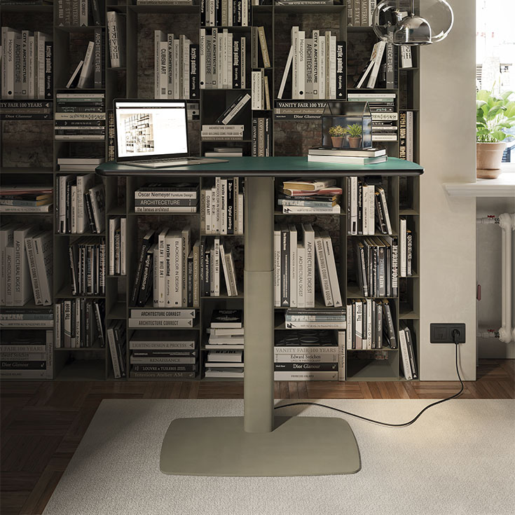 RUNNER Leather Bureau design réglable en hauteur en acier laqué gaufré et cuir haut de gamme, alliant ergonomie et élégance. Disponible chez D-Style Interior.